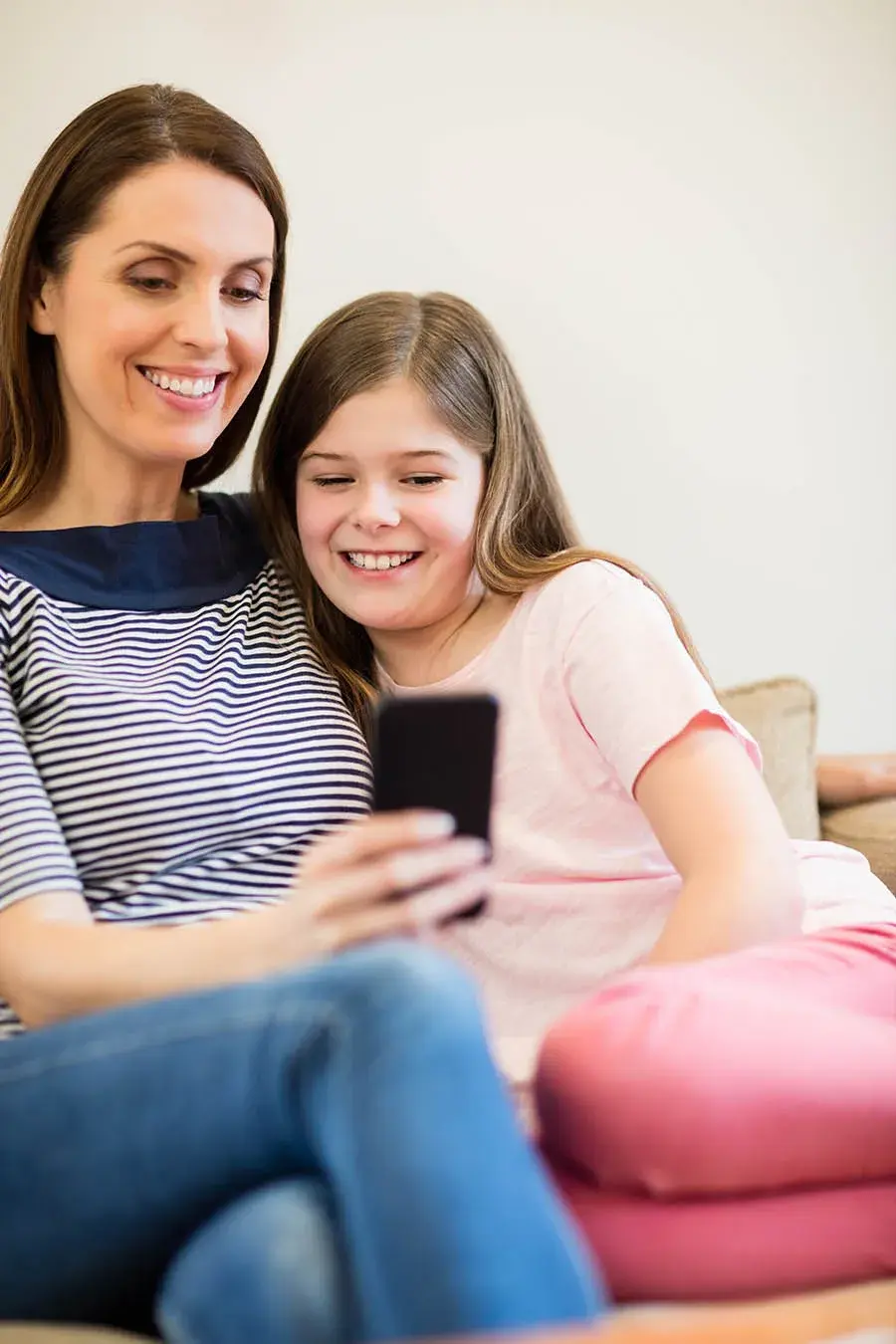 mae-e-filha-usar-celular-na-sala-de-estar